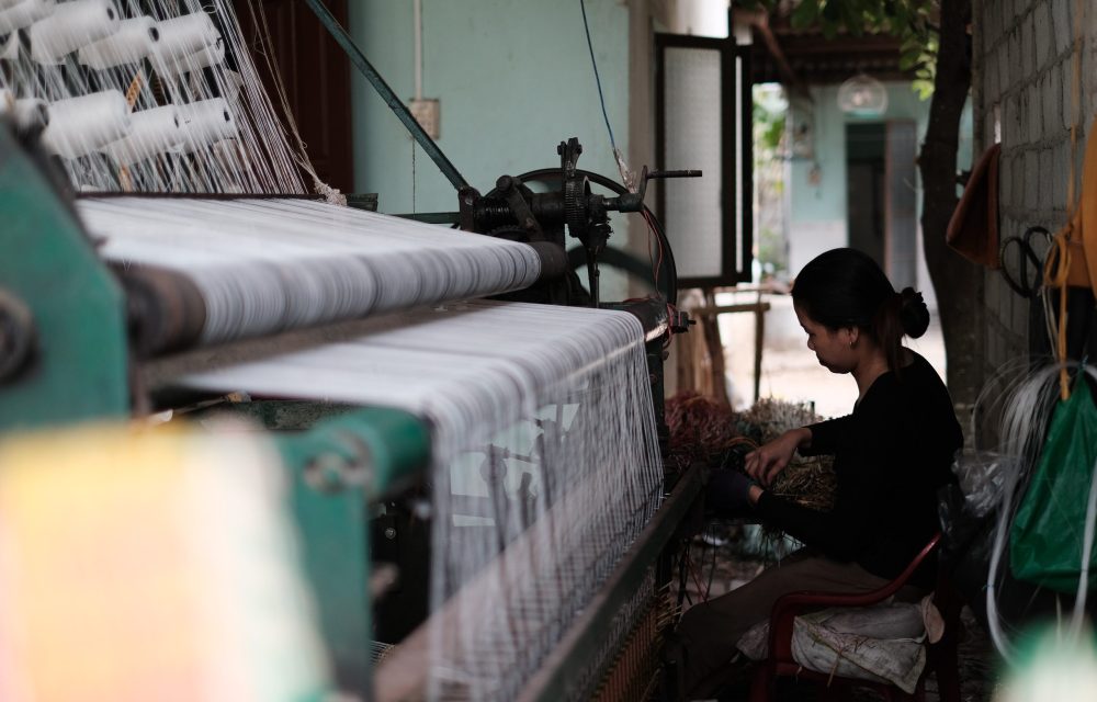 Frau in Textilverarbeitung